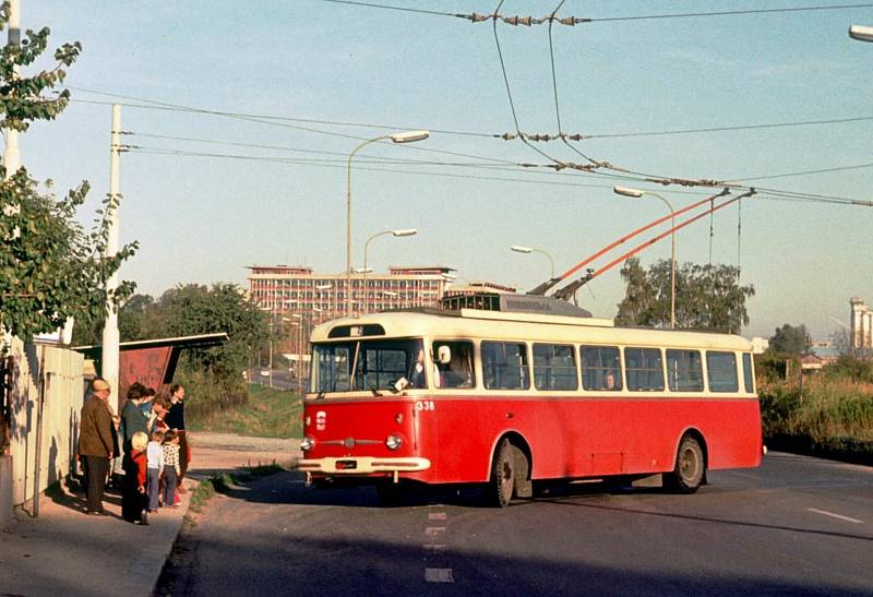 Trolejbus vyjíždí z točny v Pardubičkách, 70. či 80. léta. V pozadí je budova Tesly, dnes Foxconnu. V těchto místech začíná trať na zastávku Zámeček, zprovozněná vloni. Vůz 9Tr na fotce dojezdil v roce 1986, v Pardubicích ovšem dnes jezdí dva historické v