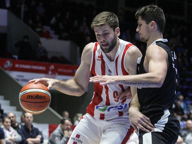 Basketbalové utkání Basketball Champions Legue mezi BK JIP Pardubice (v bíločerveném) a BC Nižnij Novgorod (v černém) v pardubické ČSOB Pojišťovna Areně.