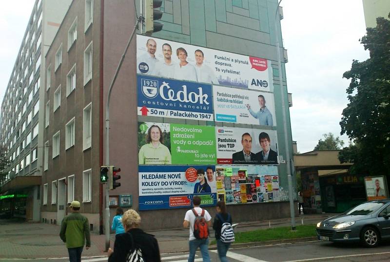 Vpravdě strategické umístění billboardů. Dole prostá komerce, v bezpečné vzdálenosti, kam už občan nedosáhne či nedoplivne, obličeje politiků… I když inzerát na nové kolegy do výroby se možná někomu z výše zobrazených bude po volbách třeba hodit..