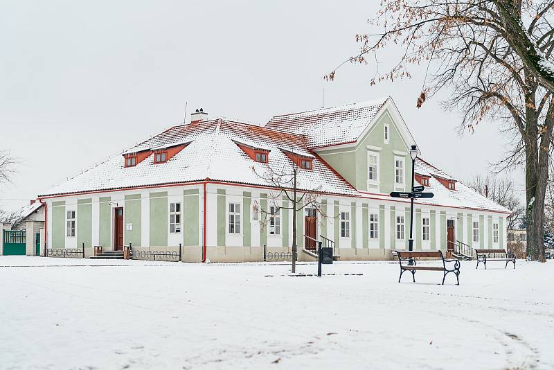 Kladruby nad Labem jsou známé především díky hřebčínu, na starokladrubské bělouše se jezdí dívat tisíce turistů ročně.