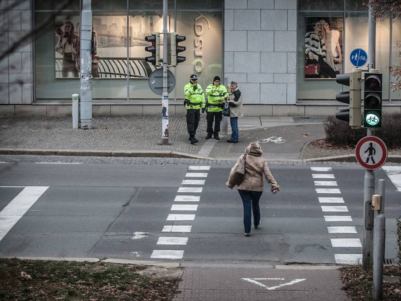 Přecházení chodců pod lávkou na Palachově třídě zakazuje přímo samostatná značka.