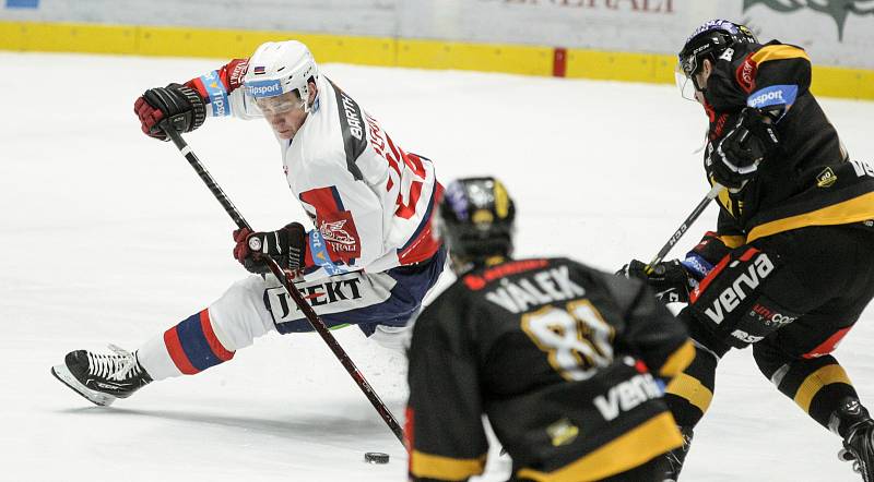 Hokejové utkání Tipsport extraligy v ledním hokeji mezi HC Dynamo Pardubice (bílém) a HC Verva Litvínov (v černožlutém) v pardudubické ČSOB po jišťovna ARENA.