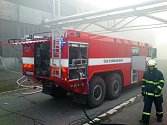 Požár skladištní haly v Černé za Bory 
