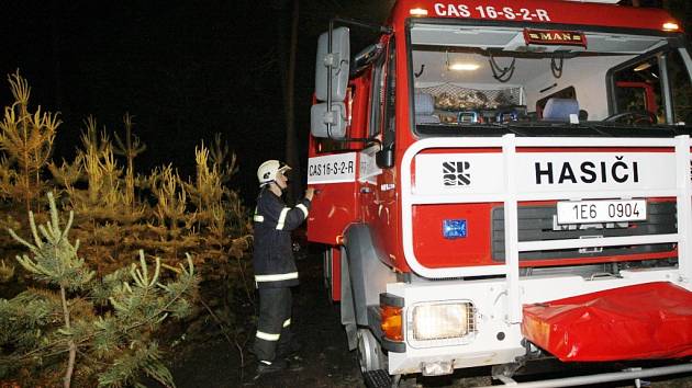 Místo popadaných, hořící stromy. Hasiči na Holicku nakonec místo očekáváné potopy bojovali s ohněm. Požár se ale podařilo zastavit dříve, než se v lese stihl rozšířit