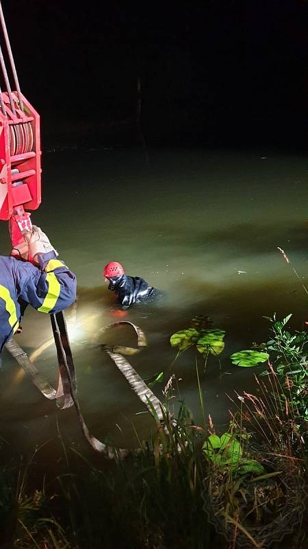 Zapomněli zabrzdit auto a šli na ryby. Vůz museli potom z Labe vylovit hasiči. Foto: HZS PAK