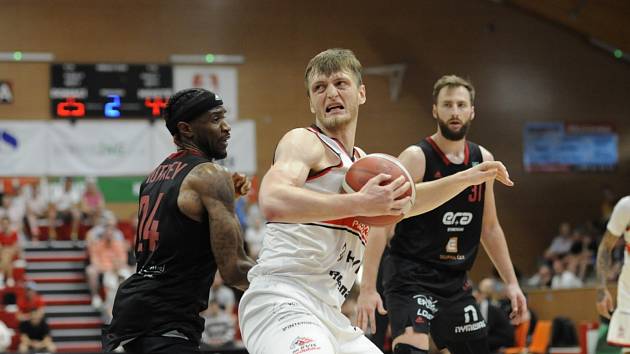 Pardubičtí basketbalisté bronzové medaile nezískali. Na krku se houpou nymburským dlouhánům.