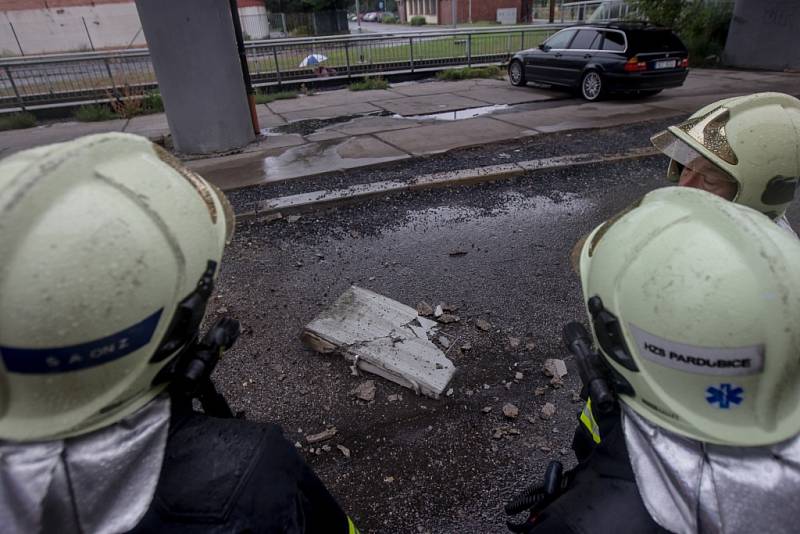 Utržený kus betonu se z nadjezdu na Kyjevské zřítil z výšky několika metrů. Nikoho nezranil, škody nezpůsobil, stav mostu ale musí ověřit statik. 