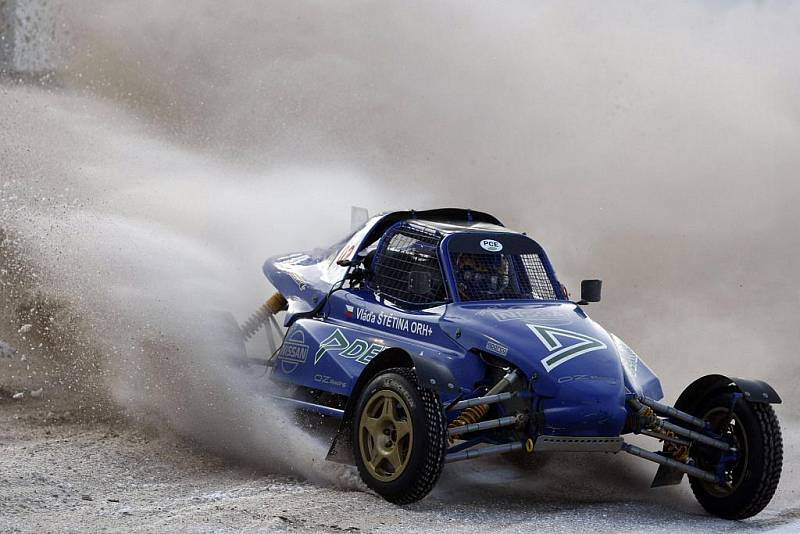 Na své si v sobotu odpoledne přišli na plochodrážním stadionu Zlaté přilby ve Svítkově nejen vyznavači automobilového sportu na tribuně, ale také sami aktéři na závodním oválu.