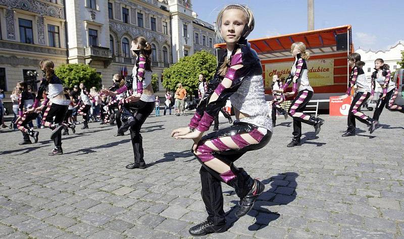 Tradiční oslava studentského života „Pardubický Majáles 2011“ na Pernštýnském náměstí došlo ke slavnostní korunovaci, na které byla předána pomyslná vláda nad městem i univerzitou králi a jeho družině.