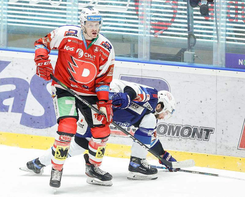 Hokejové utkání Tipsport extraligy v ledním hokeji mezi HC Dynamo Pardubice (v červenobílém) a HC Kometa Brno (v bílomodrém) pardudubické enterie areně.