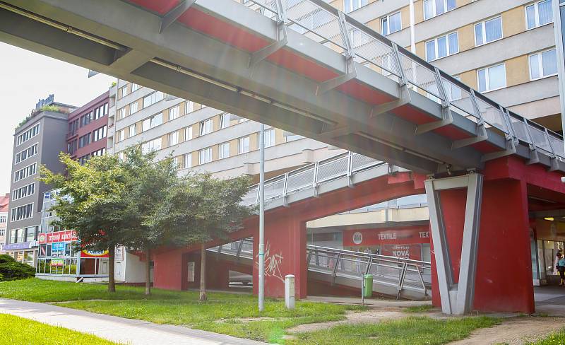 Lávka na Palackého třídě spojující obchodní centrum s protějším chodníkem by mohla v budoucnu zmizet. Architektům se v prostoru nelíbí.