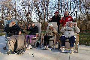 S klienty Alzheimercentra Pardubice na zahradě.