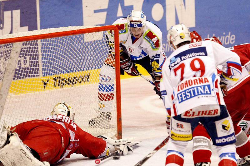 MOMENTKY z extraligového hokejového zápasu Pardubice - Třinec.