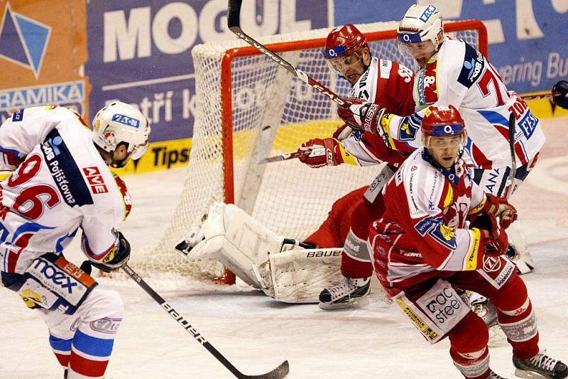 MOMENTKY z extraligového hokejového zápasu Pardubice - Třinec.