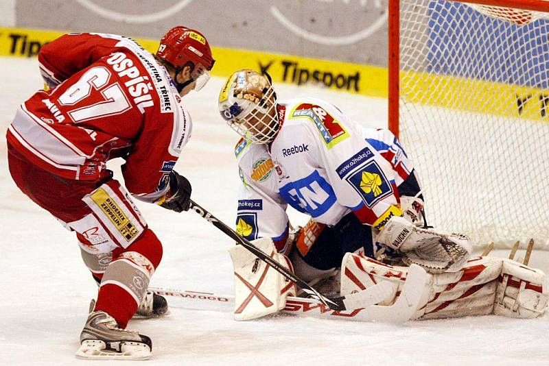 MOMENTKY z extraligového hokejového zápasu Pardubice - Třinec.