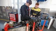Střední škola automobilní v Holicích má nové učebny pro výuku technických oborů s automobilním zaměřením a nové dílny pro odborný výcvik, které jsou vybaveny nejmodernější diagnostikou a servisní technikou.
