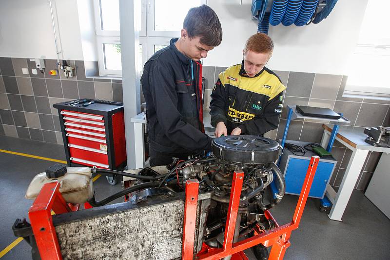 Střední škola automobilní v Holicích má nové učebny pro výuku technických oborů s automobilním zaměřením a nové dílny pro odborný výcvik, které jsou vybaveny nejmodernější diagnostikou a servisní technikou.