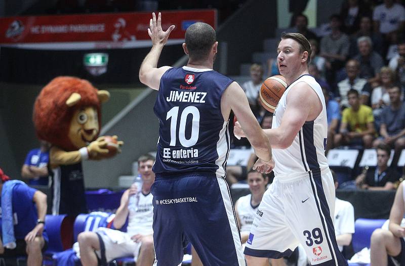 Poslední souboj basketbalových legend Jiřího Welsche a Luboše Bartoně v pardudubické ČSOB pojišťovna ARENĚ.