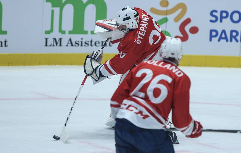 Hokejové utkání Memoriálu Zbyňka Kuséhp mezi HC Dynamo Pardubice (v červeném) a Mountfield Hradec Králové (v bíločerveném) v pardubické ČSOB pojišťovna ARENĚ.