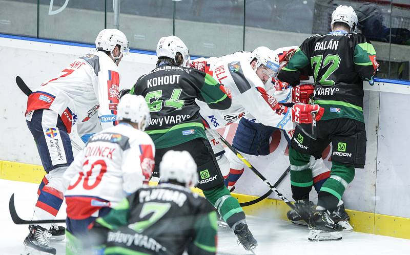 Extraligový hokejový duel mezi HC Dynamo Pardubice (v bílém) a HC Energie Karlovy Vary.