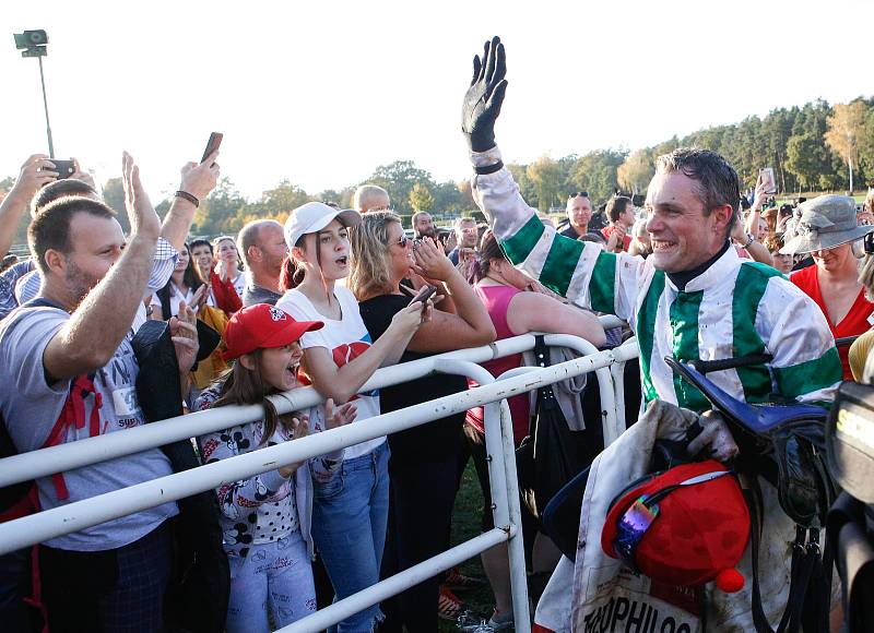 Vítězem 129. Velké pardubické se Slavia pojišťovnou na pardubickém dostihovém závodišti se stal Theophilos s Josefem Bartošem.