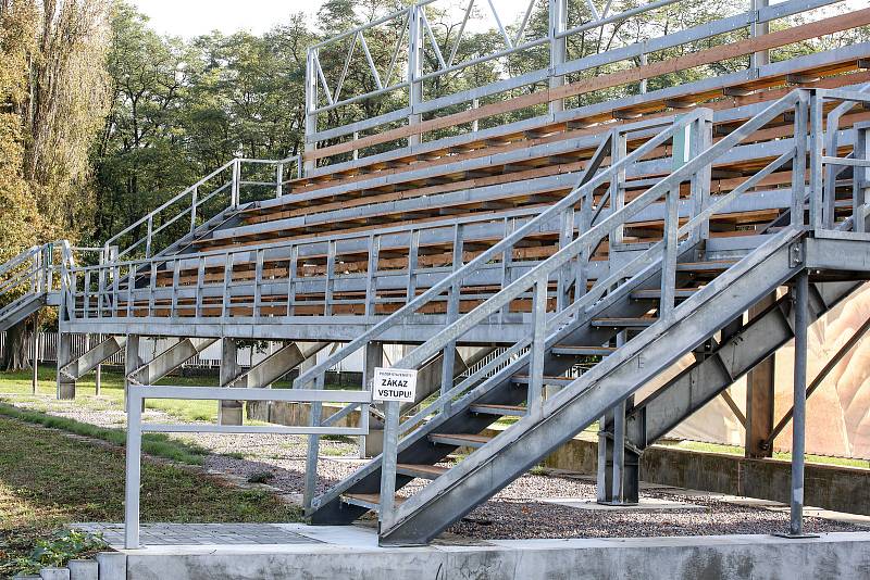 Zahájení 130. Velké pardubické se Slavia pojišťovnou, která se konalo před prázdnými tribunami na pardubickém dostihovém závodišti.