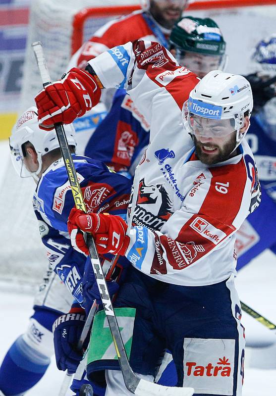 Hokejové utkání Tipsport extraligy v ledním hokeji mezi HC Dynamo Pardubice (v bíločerveném) a HC Kometa Brno (v modrobílém) v pardudubické enterie areně.