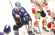 Hokejové utkání Tipsport extraligy v ledním hokeji mezi HC Dynamo Pardubice (v bíločerveném) a Rytíři Kladno v pardudubické enterie areně.