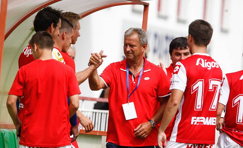 Utkání Fotbalové národní ligy mezi FK Pardubice (ve červenobílém) a FK Baník Sokolov (ve žlutočerném) na hřišti pod Vinicí v Pardubicích.