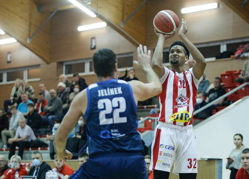 Basketbalové utkání Kooperativa NBL mezi BK JIP Pardubice (v bíločerveném) a BC Geosan Kolín (v modrém) v pardubické hale na Dašické.