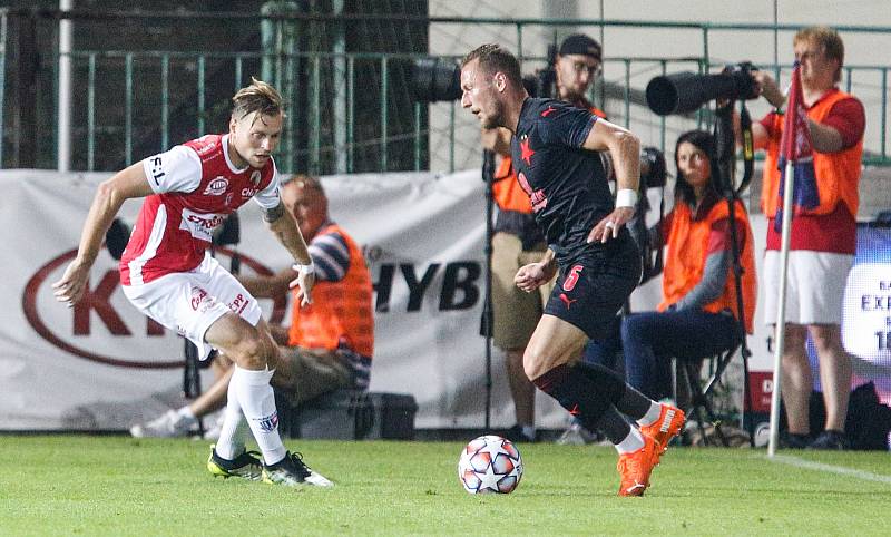 Fotbalové utkání Fortuna ligy mezi FK Pardubice (v červenobílém) a SK Slavia Praha ( v černém) na Městském stadionu Ďolíček v Praze.