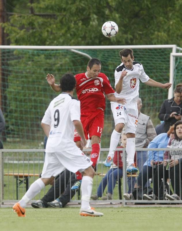 Měsíc po fotbalové bitvě, ve které si Hradec Králové výhrou v Pardubicích zajistil postup do nejvyšší soutěže, se oba týmy utkaly znovu. 