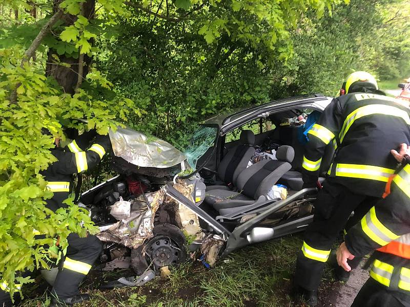 Auto skončilo v příkopu, řidiče vyprostili hasiči.