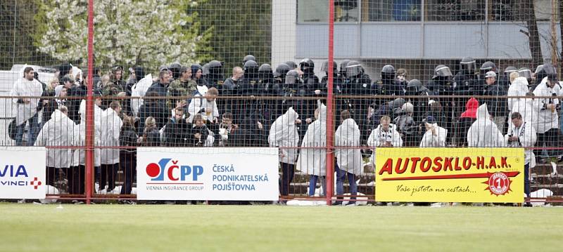 Zákrok pořádkové jednotky proti hradeckým fanouškům v druhé půli derby.