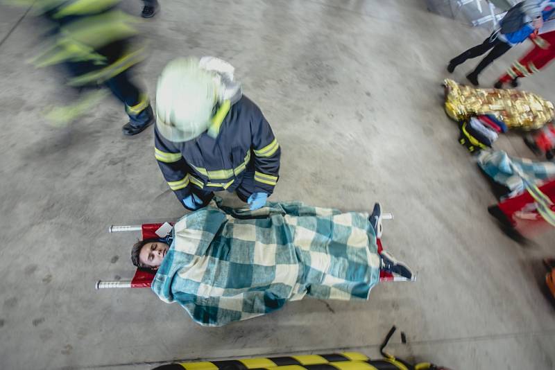 Cvičení Letadlo 2018. Prověrka záchranářů na pardubickém letišti měla simulovat leteckou nehodu.