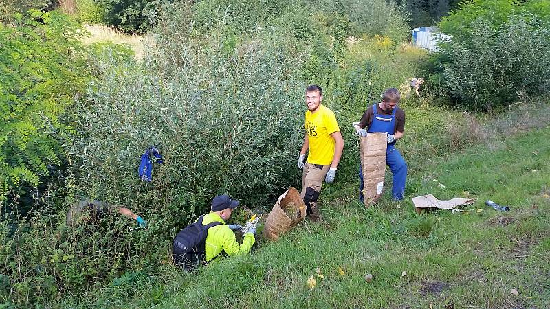 Dobrovolníci uklidili přírodu v centru města Pardubic. Uklízelo se nedaleko hlavního pardubického nádraží za nákupní zónou. Za necelé dvě hodiny se podařilo sebrat 161 kilogramů odpadu.