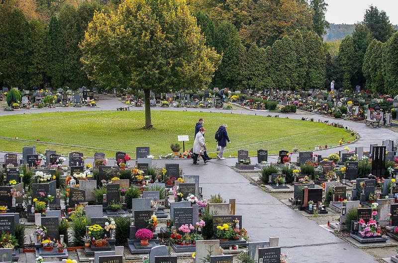 Památka zesnulých či lidově Dušičky na pardubickém Centrálním hřbitově v době Koronovirové epidemie.