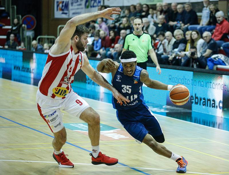 Basketbalové utkání Kooperativy NBL mezi BK JIP Pardubice (v červenobílém) a BC GEOSAN Kolín (v modrém) v pardubické hale na Dašické.