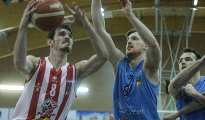 Basketbalové utkání play-off Kooperativy NBL mezi BK JIP Pardubice (v červenobílém) a BK Olomoucko (v modrém) v pardubické hale na Dašické