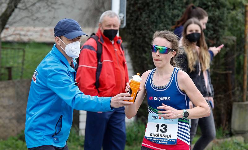 Mistrovství České republiky v půlmaratonu vyhráli Vít Pavlišta (číslo1) a Tereza Hrochová (číslo 11).