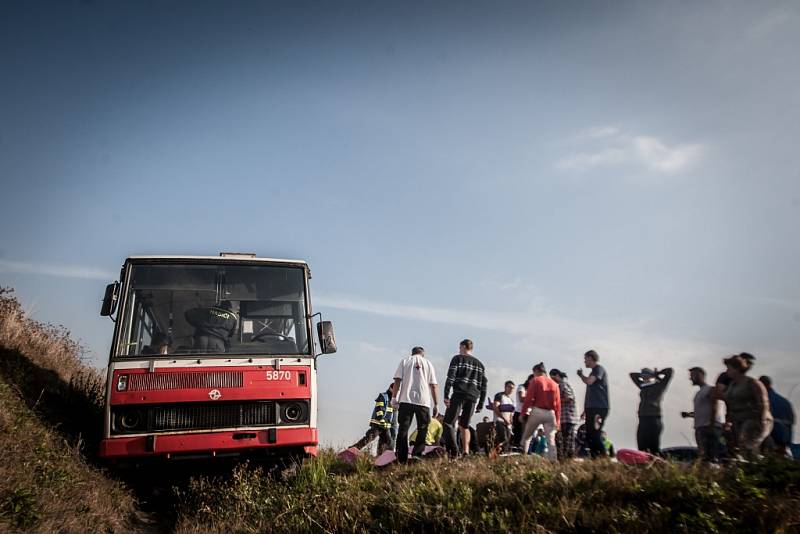 Cvičení záchranářů u Medlešic: Střet auta s autobusem, přes 50 zraněných, tři mrtví. Přesun figurantů do autobusu. 