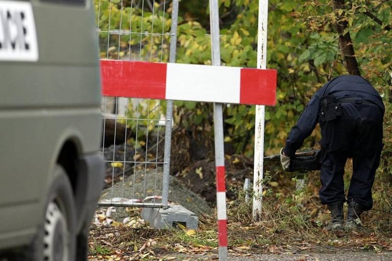 Nalezenou protitankovou minu v ulici Na Ležánkách odnáší policejní pyrotechnik