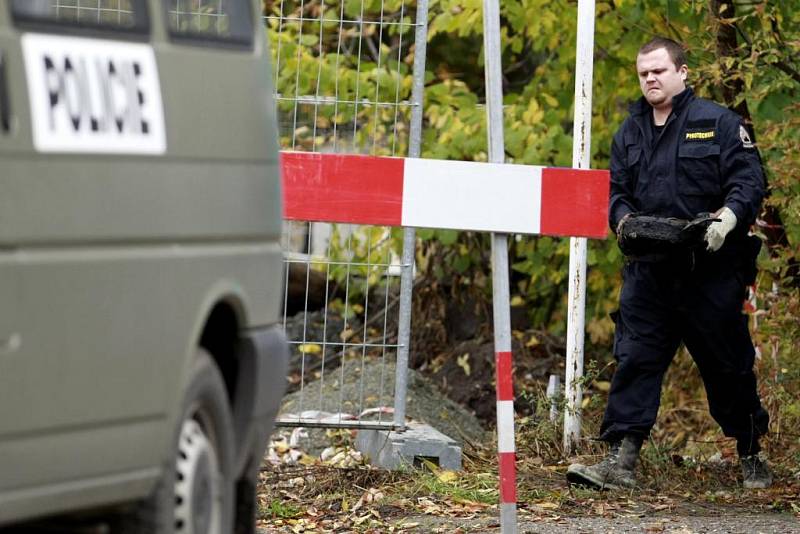 Nalezenou protitankovou minu v ulici Na Ležánkách odnáší policejní pyrotechnik