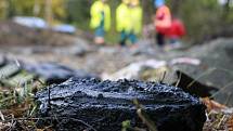 V ulici Na Ležánkách nalezli ve čtvrtek dopoledne dělníci při opravě mostku protitankovou minu. 