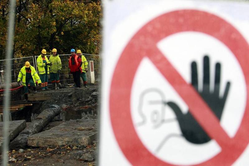 Při rekonstrukci mostku Na Ležánkách narazili dělníci na minu