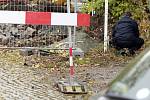 Nalezenou protitankovou minu v ulici Na Ležánkách zkoumá policejní pyrotechnik
