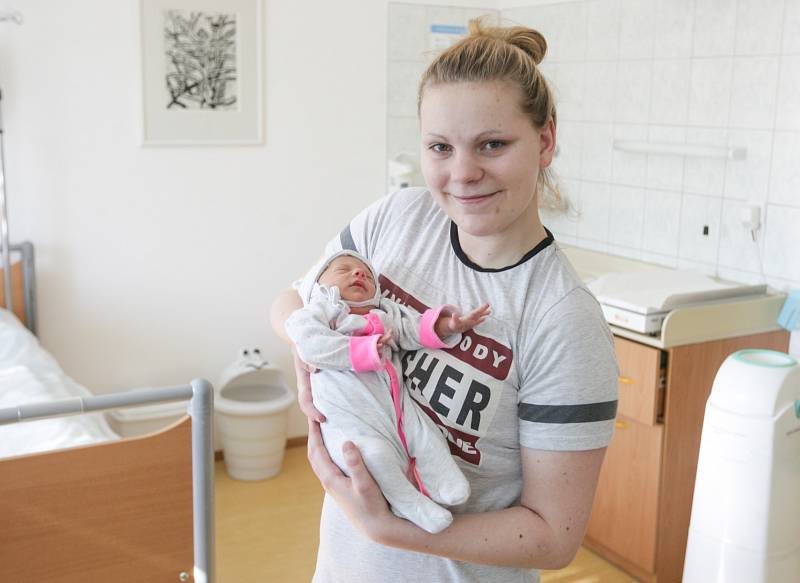 LILY KRÁTKÁ se narodila 9. února ve 3 hodiny a 20 minut s mírami 1710 gramů a 43 centimetrů. Rodiče Jiřina a Lukáš si holčičku přivezli domů do Hlinska.