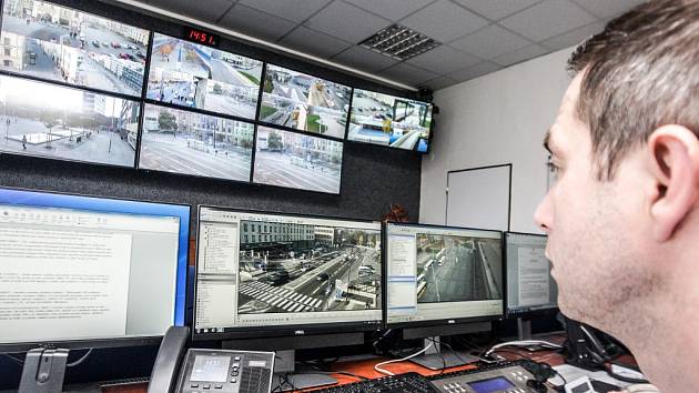 V novém operačním středisku mají strážníci k dispozici deset monitorů. 