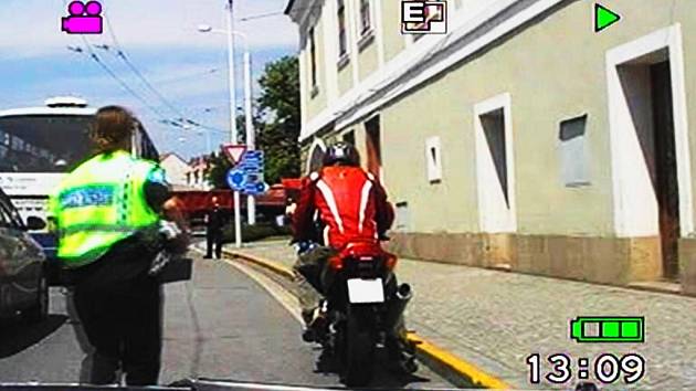 Pronásledování motorkáře v Lázních Bohdanči