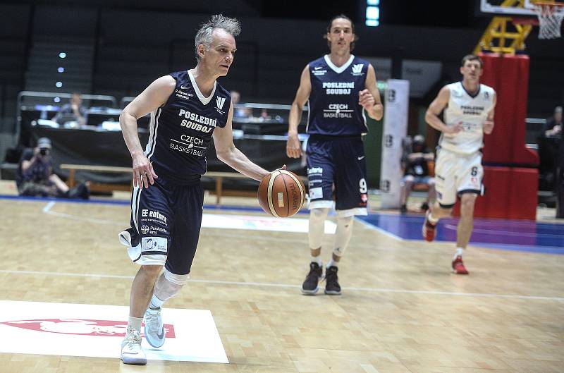 Poslední souboj basketbalových legend Jiřího Welsche a Luboše Bartoně v pardudubické ČSOB pojišťovna ARENĚ.